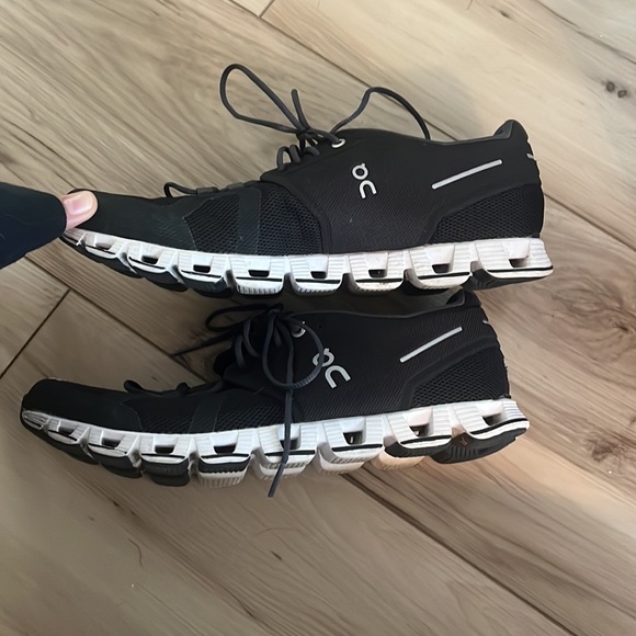 On Cloud Running Shoes Black - Picture 2 of 5